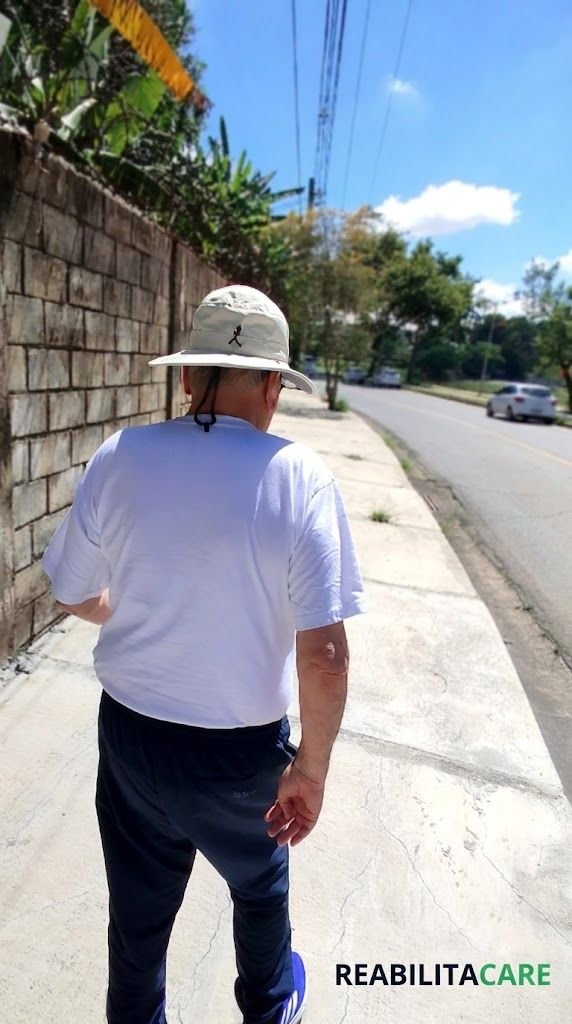 Paciente idoso em caminhada ao ar livre